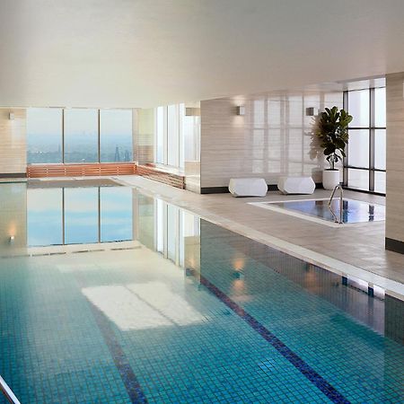 Meriton Suites World Tower, Sidney Exterior foto The pool at the hotel